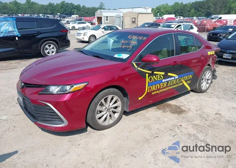 2021 Toyota Camry Le z USA, uszkodzony, nr VIN 4T1C11AK1MU594575